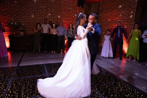 As melhores ideias e inspirações criativas de fotos de casamento registradas por fotógrafos profissionais de eventos da empresa Criativus Foto e Vídeo no Espaço Coimbra: Fotos da dança dos noivos'