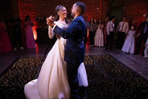 As melhores ideias e inspirações criativas de fotos de casamento registradas por fotógrafos profissionais de eventos da empresa Criativus Foto e Vídeo no Espaço Coimbra: Fotos da dança dos noivos'