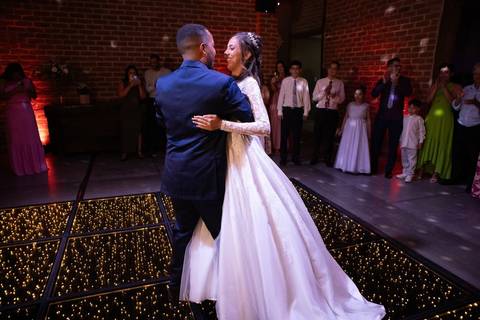 As melhores ideias e inspirações criativas de fotos de casamento registradas por fotógrafos profissionais de eventos da empresa Criativus Foto e Vídeo no Espaço Coimbra: Fotos da dança dos noivos'