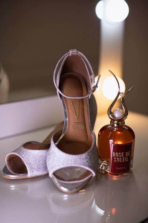 As melhores ideias e inspirações criativas de fotos de casamento registradas por fotógrafos profissionais de eventos da empresa Criativus Foto e Vídeo fotos do making of da noiva no salão Ateliê Make Up Fabiana Mendes'