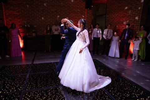 As melhores ideias e inspirações criativas de fotos de casamento registradas por fotógrafos profissionais de eventos da empresa Criativus Foto e Vídeo no Espaço Coimbra: Fotos da dança dos noivos'