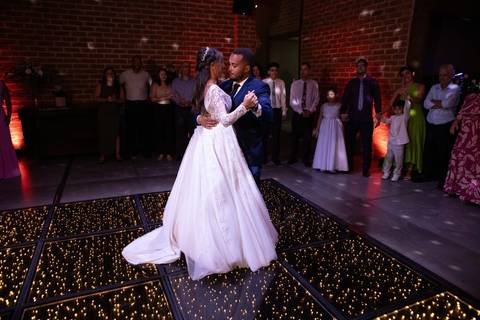 As melhores ideias e inspirações criativas de fotos de casamento registradas por fotógrafos profissionais de eventos da empresa Criativus Foto e Vídeo no Espaço Coimbra: Fotos da dança dos noivos'