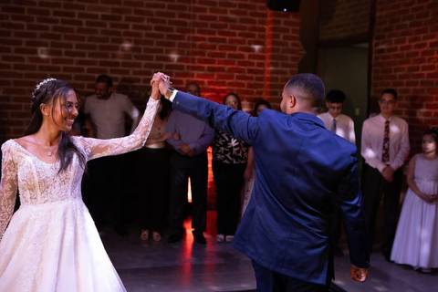 As melhores ideias e inspirações criativas de fotos de casamento registradas por fotógrafos profissionais de eventos da empresa Criativus Foto e Vídeo no Espaço Coimbra: Fotos da dança dos noivos'