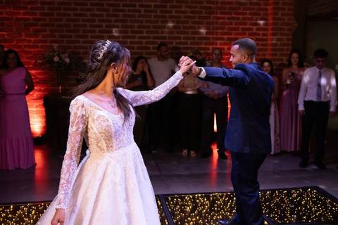 As melhores ideias e inspirações criativas de fotos de casamento registradas por fotógrafos profissionais de eventos da empresa Criativus Foto e Vídeo no Espaço Coimbra: Fotos da dança dos noivos'