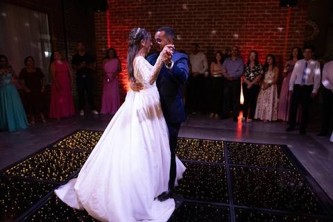 As melhores ideias e inspirações criativas de fotos de casamento registradas por fotógrafos profissionais de eventos da empresa Criativus Foto e Vídeo no Espaço Coimbra: Fotos da dança dos noivos'