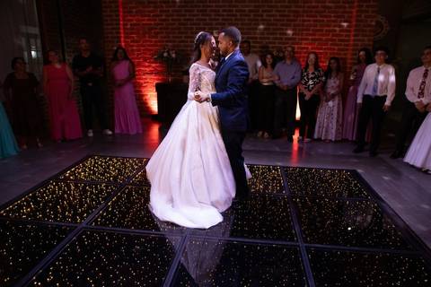 As melhores ideias e inspirações criativas de fotos de casamento registradas por fotógrafos profissionais de eventos da empresa Criativus Foto e Vídeo no Espaço Coimbra: Fotos da dança dos noivos'