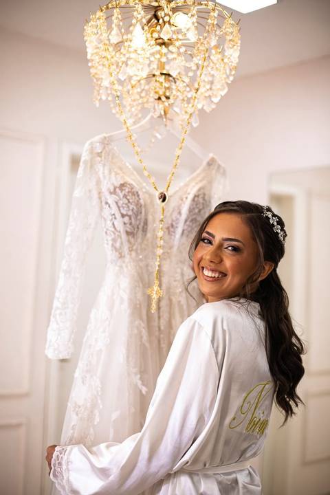 As melhores ideias e inspirações criativas de fotos de casamento registradas por fotógrafos profissionais de eventos da empresa Criativus Foto e Vídeo fotos do making of da noiva no salão Ateliê Make Up Fabiana Mendes'