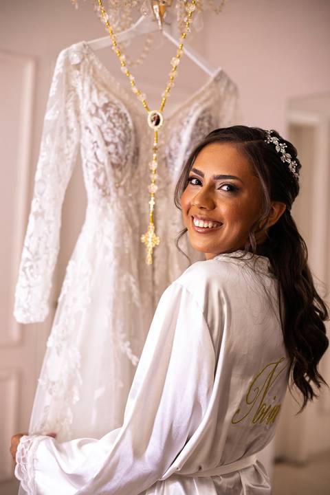 As melhores ideias e inspirações criativas de fotos de casamento registradas por fotógrafos profissionais de eventos da empresa Criativus Foto e Vídeo fotos do making of da noiva no salão Ateliê Make Up Fabiana Mendes'