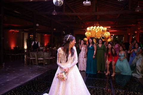 As melhores ideias e inspirações criativas de fotos de casamento registradas por fotógrafos profissionais de eventos da empresa Criativus Foto e Vídeo no Espaço Coimbra: Fotos do casal de noivos'