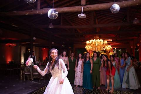 As melhores ideias e inspirações criativas de fotos de casamento registradas por fotógrafos profissionais de eventos da empresa Criativus Foto e Vídeo no Espaço Coimbra: Fotos da noiva jogando o buquê'