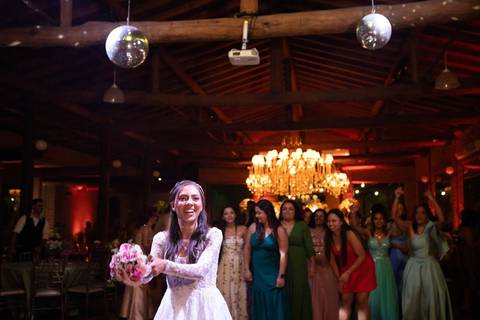 As melhores ideias e inspirações criativas de fotos de casamento registradas por fotógrafos profissionais de eventos da empresa Criativus Foto e Vídeo no Espaço Coimbra: Fotos da noiva jogando o buquê'