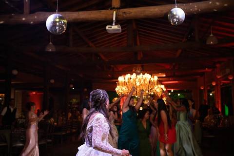 As melhores ideias e inspirações criativas de fotos de casamento registradas por fotógrafos profissionais de eventos da empresa Criativus Foto e Vídeo no Espaço Coimbra: Fotos da noiva jogando o buquê'
