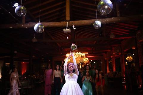 As melhores ideias e inspirações criativas de fotos de casamento registradas por fotógrafos profissionais de eventos da empresa Criativus Foto e Vídeo no Espaço Coimbra: Fotos da noiva jogando o buquê'