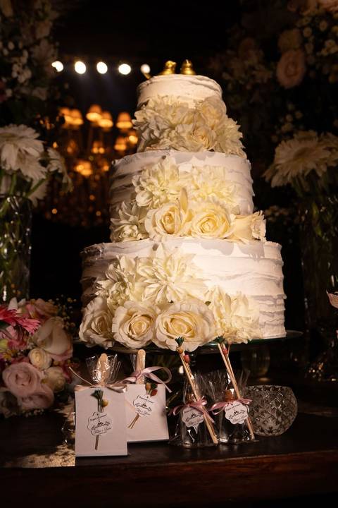 As melhores ideias e inspirações criativas de fotos de casamento registradas por fotógrafos profissionais de eventos da empresa Criativus Foto e Vídeo no Espaço Coimbra: Fotos do bolo de casamento'