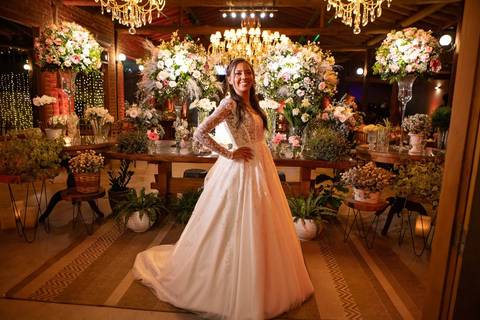 As melhores ideias e inspirações criativas de fotos de casamento registradas por fotógrafos profissionais de eventos da empresa Criativus Foto e Vídeo no Espaço Coimbra: Fotos dos vestido de noiva'