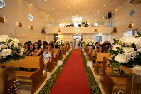 As melhores ideias e inspirações criativas de fotos de casamento registradas por fotógrafos profissionais de eventos da empresa Criativus Foto e Vídeo fotos do momento da cerimônia na Igreja Católica Rainha da Paz'