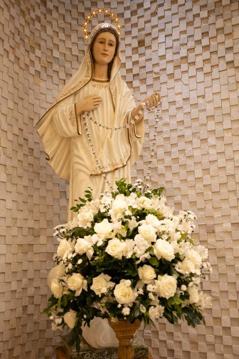 As melhores ideias e inspirações criativas de fotos de casamento registradas por fotógrafos profissionais de eventos da empresa Criativus Foto e Vídeo fotos do momento da cerimônia na Igreja Católica Rainha da Paz'