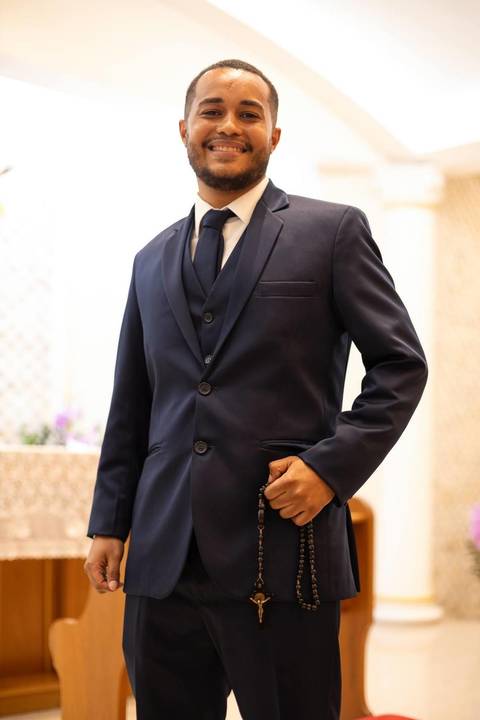 As melhores ideias e inspirações criativas de fotos de casamento registradas por fotógrafos profissionais de eventos da empresa Criativus Foto e Vídeo fotos do noivo na Igreja Católica Rainha da Paz'