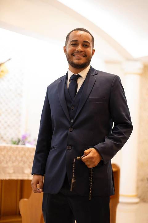 As melhores ideias e inspirações criativas de fotos de casamento registradas por fotógrafos profissionais de eventos da empresa Criativus Foto e Vídeo fotos do noivo na Igreja Católica Rainha da Paz'