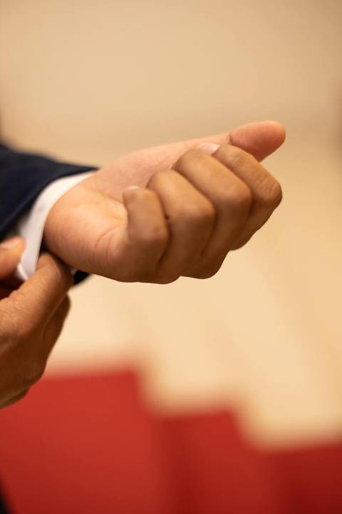 As melhores ideias e inspirações criativas de fotos de casamento registradas por fotógrafos profissionais de eventos da empresa Criativus Foto e Vídeo fotos do noivo na Igreja Católica Rainha da Paz'