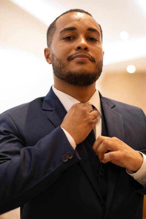 As melhores ideias e inspirações criativas de fotos de casamento registradas por fotógrafos profissionais de eventos da empresa Criativus Foto e Vídeo fotos do noivo na Igreja Católica Rainha da Paz'