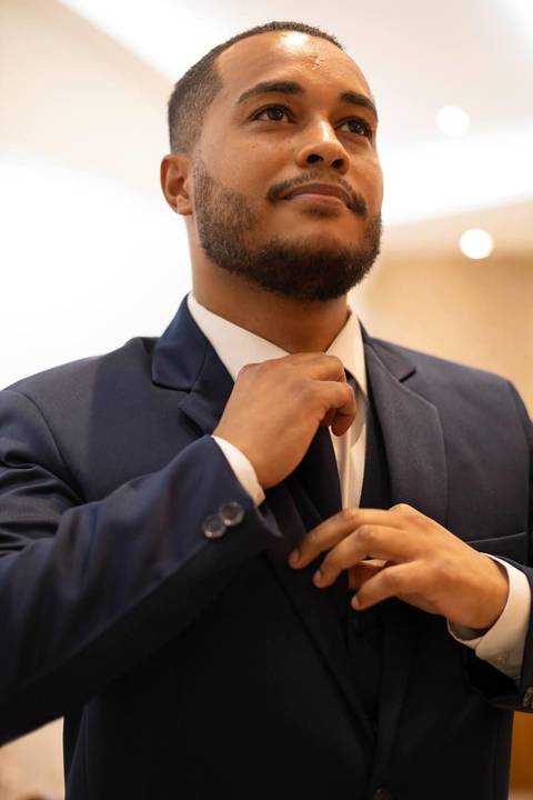 As melhores ideias e inspirações criativas de fotos de casamento registradas por fotógrafos profissionais de eventos da empresa Criativus Foto e Vídeo fotos do noivo na Igreja Católica Rainha da Paz'