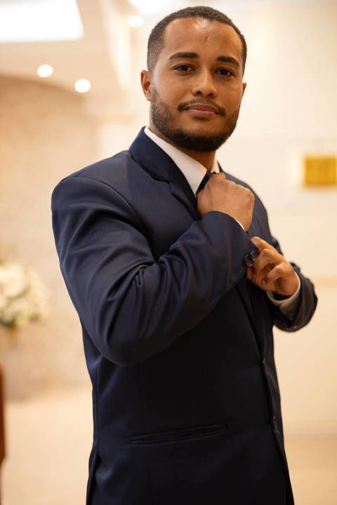 As melhores ideias e inspirações criativas de fotos de casamento registradas por fotógrafos profissionais de eventos da empresa Criativus Foto e Vídeo fotos do noivo na Igreja Católica Rainha da Paz'