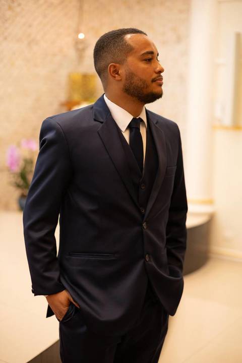 As melhores ideias e inspirações criativas de fotos de casamento registradas por fotógrafos profissionais de eventos da empresa Criativus Foto e Vídeo fotos do noivo na Igreja Católica Rainha da Paz'