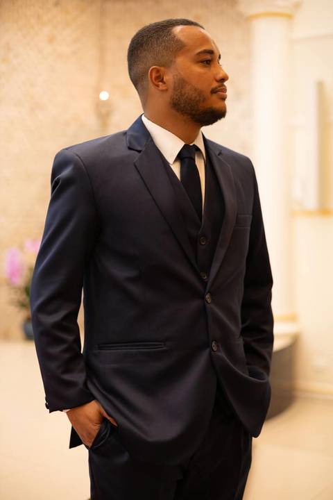 As melhores ideias e inspirações criativas de fotos de casamento registradas por fotógrafos profissionais de eventos da empresa Criativus Foto e Vídeo fotos do noivo na Igreja Católica Rainha da Paz'