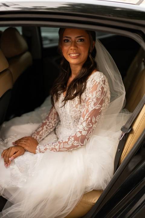 As melhores ideias e inspirações criativas de fotos de casamento registradas por fotógrafos profissionais de eventos da empresa Criativus Foto e Vídeo fotos da noiva no carro chegando na Igreja Católica Rainha da Paz'