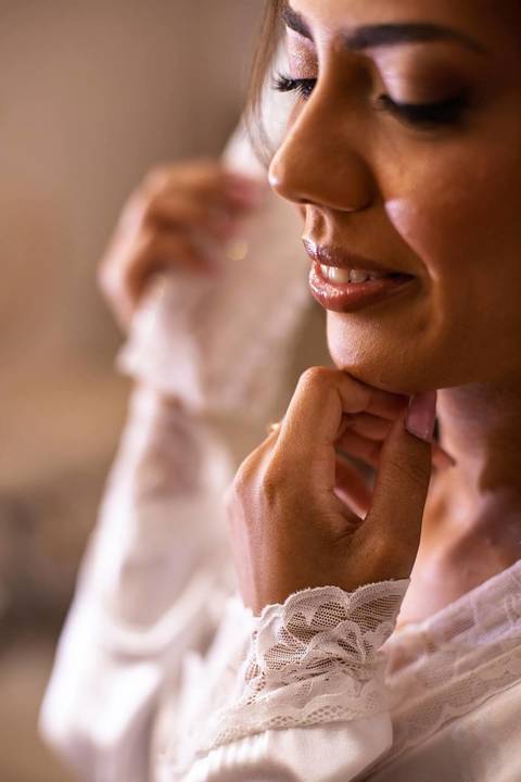 As melhores ideias e inspirações criativas de fotos de casamento registradas por fotógrafos profissionais de eventos da empresa Criativus Foto e Vídeo fotos do making of da noiva no salão Ateliê Make Up Fabiana Mendes'