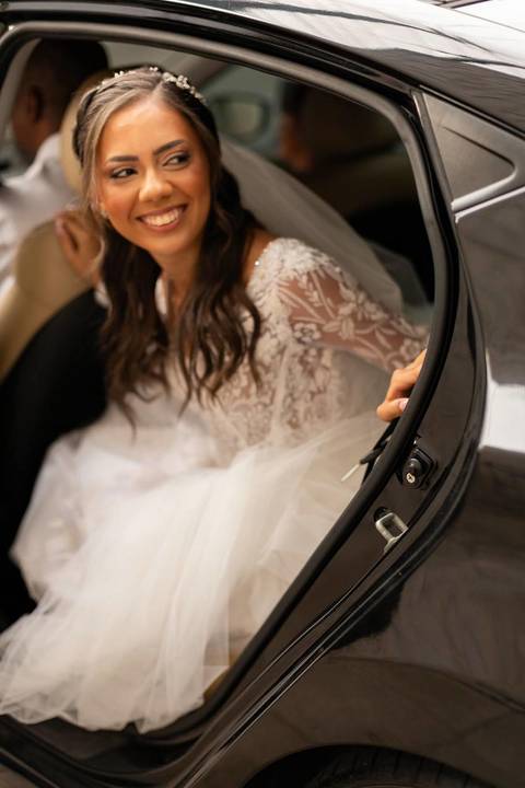 As melhores ideias e inspirações criativas de fotos de casamento registradas por fotógrafos profissionais de eventos da empresa Criativus Foto e Vídeo fotos da noiva no carro chegando na Igreja Católica Rainha da Paz'