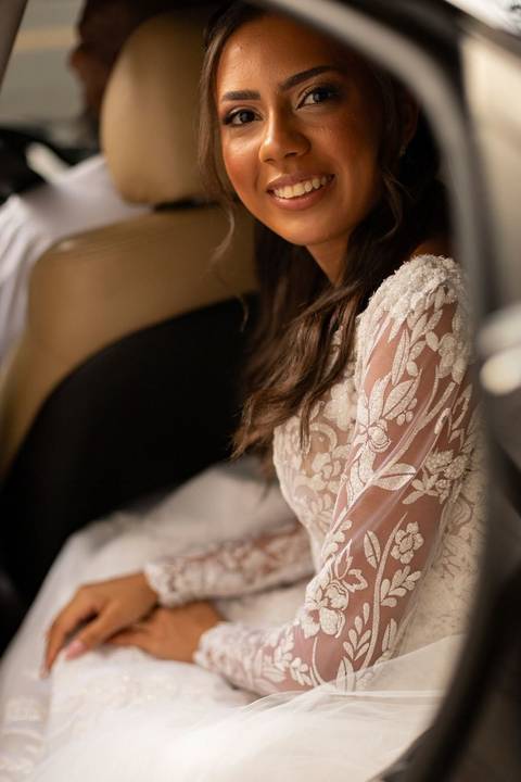 As melhores ideias e inspirações criativas de fotos de casamento registradas por fotógrafos profissionais de eventos da empresa Criativus Foto e Vídeo fotos da noiva no carro chegando na Igreja Católica Rainha da Paz'