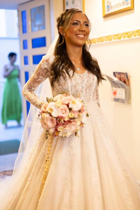 As melhores ideias e inspirações criativas de fotos de casamento registradas por fotógrafos profissionais de eventos da empresa Criativus Foto e Vídeo fotos do momento da cerimônia na Igreja Católica Rainha da Paz'