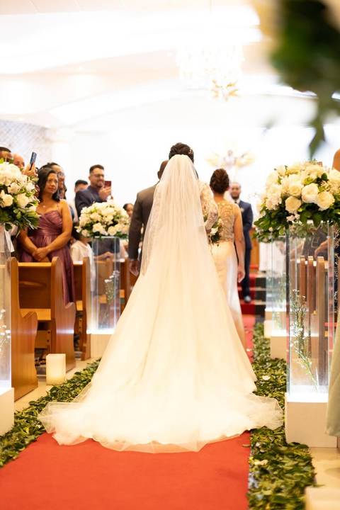 As melhores ideias e inspirações criativas de fotos de casamento registradas por fotógrafos profissionais de eventos da empresa Criativus Foto e Vídeo fotos do momento da cerimônia na Igreja Católica Rainha da Paz'