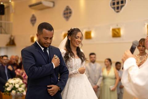As melhores ideias e inspirações criativas de fotos de casamento registradas por fotógrafos profissionais de eventos da empresa Criativus Foto e Vídeo fotos do momento da cerimônia na Igreja Católica Rainha da Paz'