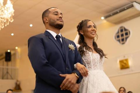 As melhores ideias e inspirações criativas de fotos de casamento registradas por fotógrafos profissionais de eventos da empresa Criativus Foto e Vídeo fotos do momento da cerimônia na Igreja Católica Rainha da Paz'