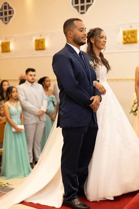 As melhores ideias e inspirações criativas de fotos de casamento registradas por fotógrafos profissionais de eventos da empresa Criativus Foto e Vídeo fotos do momento da cerimônia na Igreja Católica Rainha da Paz'