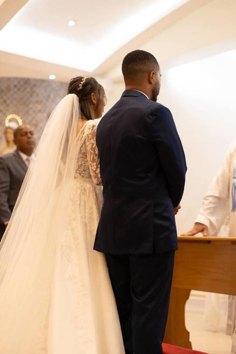 As melhores ideias e inspirações criativas de fotos de casamento registradas por fotógrafos profissionais de eventos da empresa Criativus Foto e Vídeo fotos do momento da cerimônia na Igreja Católica Rainha da Paz'