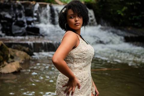 As melhores ideias e inspirações criativas de fotos de ensaio de 15 anos registradas por fotógrafos profissionais de eventos da empresa Criativus Foto e Vídeo na Cachoeira da Brasital em São Roque'