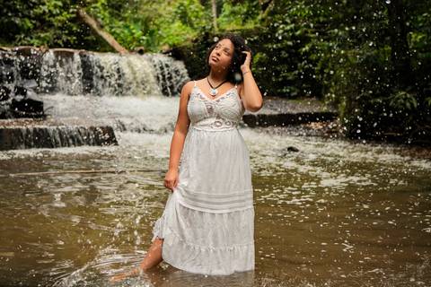 As melhores ideias e inspirações criativas de fotos de ensaio de 15 anos registradas por fotógrafos profissionais de eventos da empresa Criativus Foto e Vídeo na Cachoeira da Brasital em São Roque'