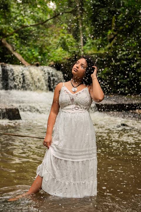 As melhores ideias e inspirações criativas de fotos de ensaio de 15 anos registradas por fotógrafos profissionais de eventos da empresa Criativus Foto e Vídeo na Cachoeira da Brasital em São Roque'