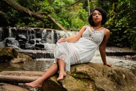 As melhores ideias e inspirações criativas de fotos de ensaio de 15 anos registradas por fotógrafos profissionais de eventos da empresa Criativus Foto e Vídeo na Cachoeira da Brasital em São Roque'