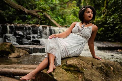 As melhores ideias e inspirações criativas de fotos de ensaio de 15 anos registradas por fotógrafos profissionais de eventos da empresa Criativus Foto e Vídeo na Cachoeira da Brasital em São Roque'