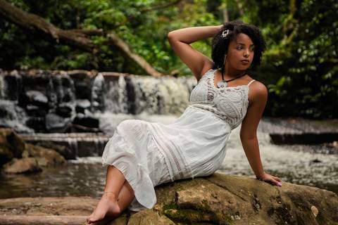 As melhores ideias e inspirações criativas de fotos de ensaio de 15 anos registradas por fotógrafos profissionais de eventos da empresa Criativus Foto e Vídeo na Cachoeira da Brasital em São Roque'