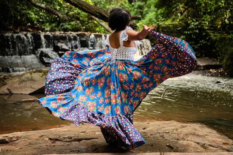 As melhores ideias e inspirações criativas de fotos de ensaio de 15 anos registradas por fotógrafos profissionais de eventos da empresa Criativus Foto e Vídeo na Cachoeira da Brasital em São Roque'