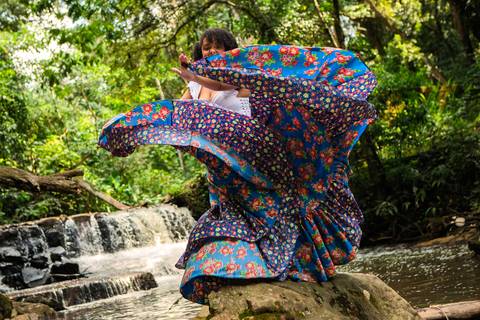 As melhores ideias e inspirações criativas de fotos de ensaio de 15 anos registradas por fotógrafos profissionais de eventos da empresa Criativus Foto e Vídeo na Cachoeira da Brasital em São Roque'