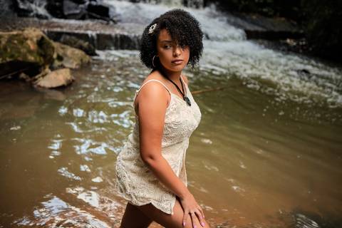 As melhores ideias e inspirações criativas de fotos de ensaio de 15 anos registradas por fotógrafos profissionais de eventos da empresa Criativus Foto e Vídeo na Cachoeira da Brasital em São Roque'