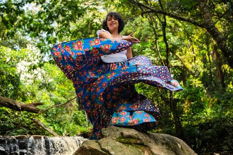 As melhores ideias e inspirações criativas de fotos de ensaio de 15 anos registradas por fotógrafos profissionais de eventos da empresa Criativus Foto e Vídeo na Cachoeira da Brasital em São Roque'