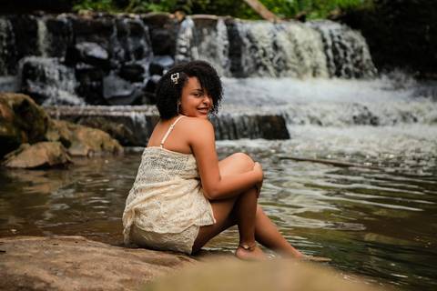 As melhores ideias e inspirações criativas de fotos de ensaio de 15 anos registradas por fotógrafos profissionais de eventos da empresa Criativus Foto e Vídeo na Cachoeira da Brasital em São Roque'